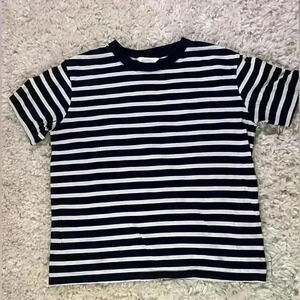 H&M Women’s relaxed fit Tshirt- size small